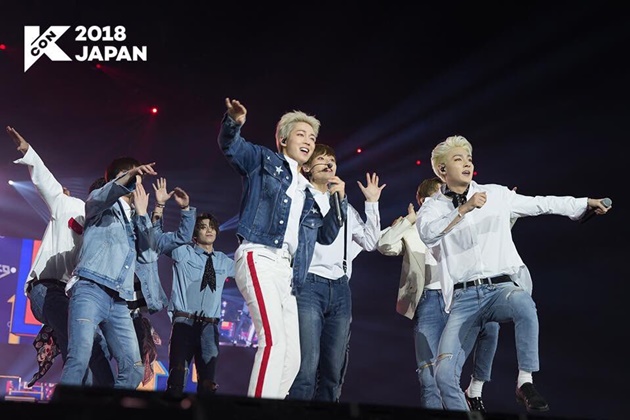 Gambar Foto Stray Kids Tampil di KCON Jepang 2018
