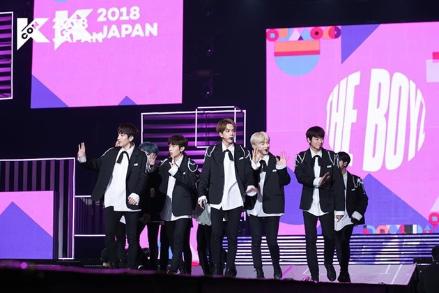 Gambar Foto The Boyz Tampil di KCON Jepang 2018