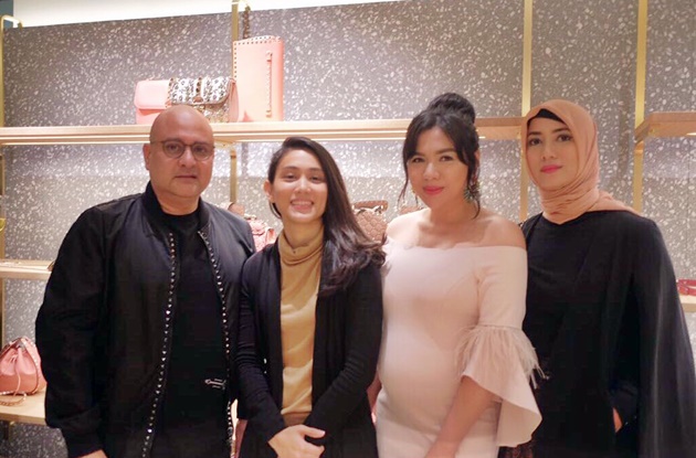 Gambar Foto Berbadan dua, Vicky Shu tampil cantik pakai dress yang menampilkan lekuk tubuhnya.