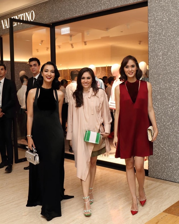 Gambar Foto Atiqah Hasiholan, Wulan Guritno, dan Renata Kusmanto bergaya bak sedang menyusuri catwalk.