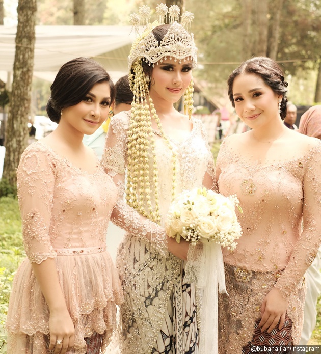 Gambar Foto Tak kalah cantik, Nisya Ahmad dan Nagita Slavina juga ikut mendampingi Syahnaz.