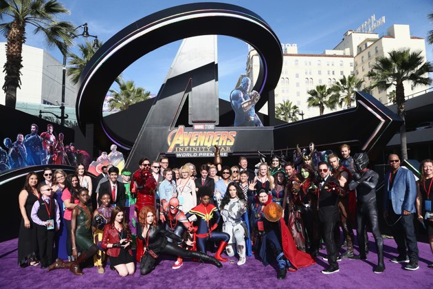 Gambar Foto Para Fans mengenakan kostum superhero Marvel di global premiere film 'Avengers: Infinity War'.