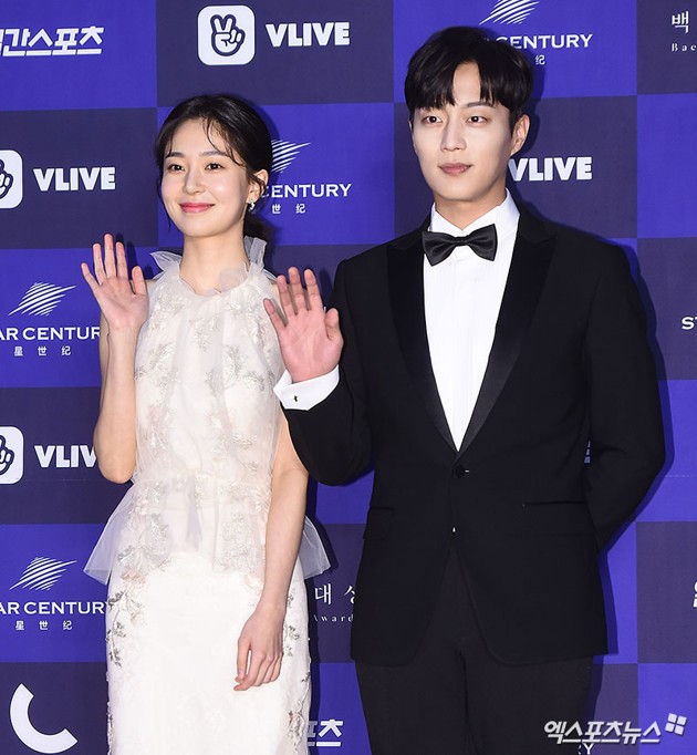 Gambar Foto Baek Jin Hee dan Yoon Doo Joon Highlight tampil serasi datang bersama di Baesang Art Awards 2018.
