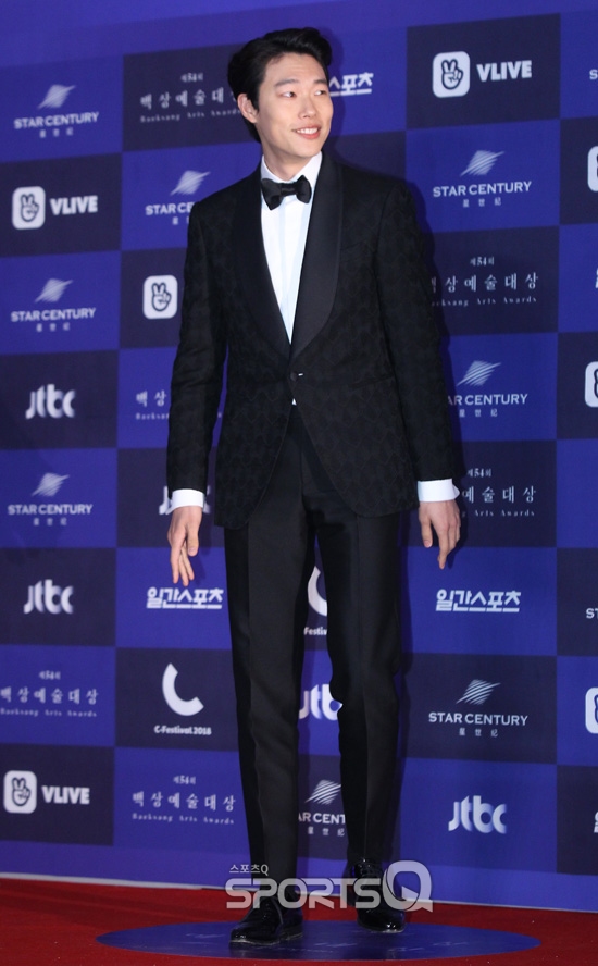 Gambar Foto Ryu Jun Yeol terlihat tampan memakai setelan jas resmi dan dasi kupu-kupu di Baesang Art Awards 2018.