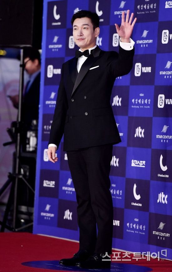 Gambar Foto Jo Seung Woo datang sebagai nominasi pemenang Best Actor TV di Baesang Art Awards 2018.