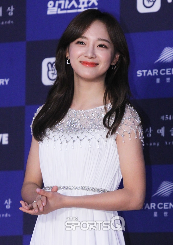 Gambar Foto Kim Sejeong Gu9udan datang sebagai nominasi Best New Actress TV di Baesang Art Awards 2018.