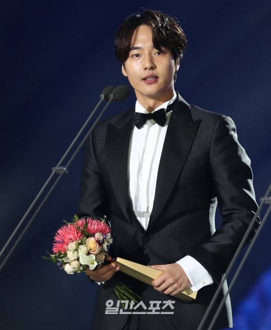 Gambar Foto Yang Se Jong meraih penghargaan Best New Actor kategori TV.