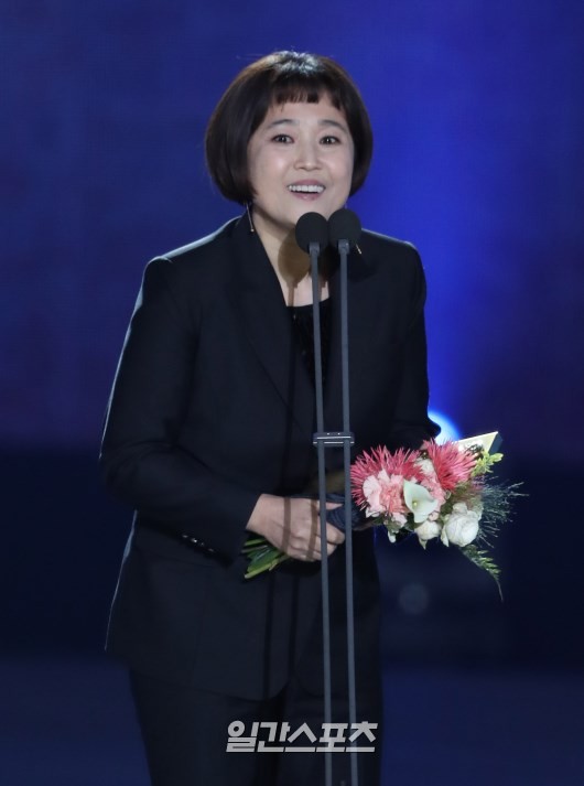 Gambar Foto Song Eun Yi meraih penghargaan Best Female Variety Star.