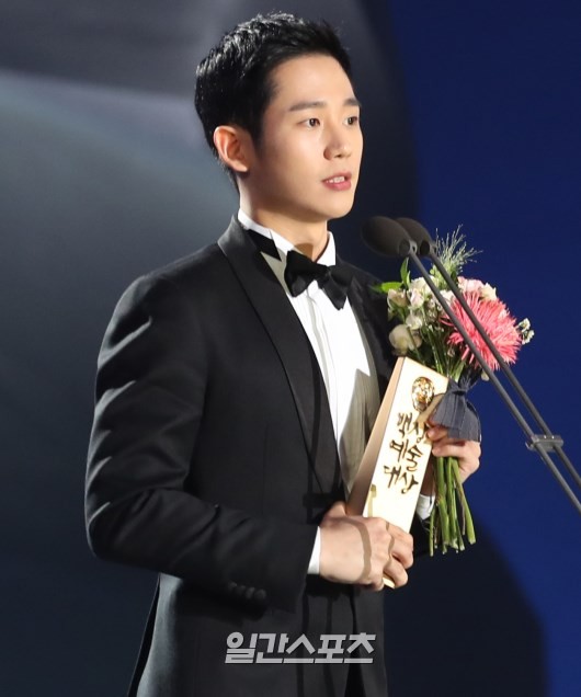 Gambar Foto Jung Hae In meraih penghargaan Star Century Popularity Award.