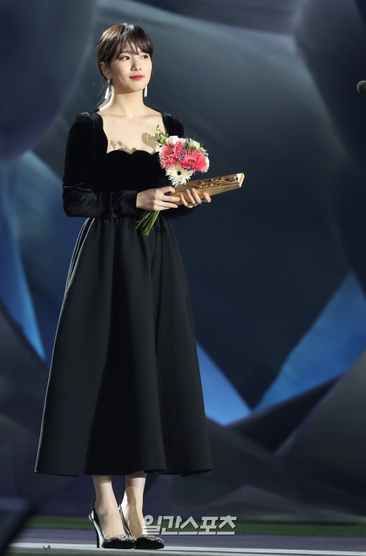 Gambar Foto Suzy meraih penghargaan Star Century Popularity Award.