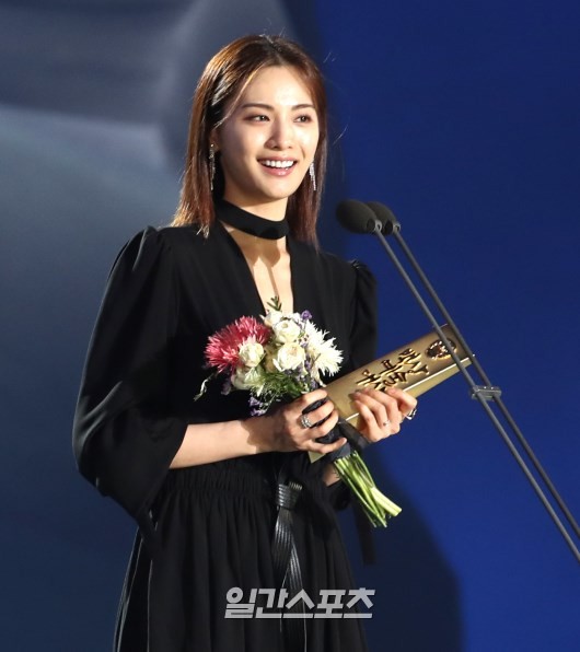 Gambar Foto Nana meraih penghargaan Bazaar Icon Award.