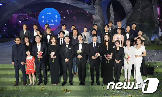 Gambar Foto Para pemenang Baeksang Art Awards 2018 berfoto bersama.