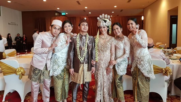 Gambar Foto Adik-adik Raditya Dika tentu ikut berbahagia atas