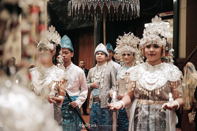 Gambar Foto Berbeda dari akad nikah yang memakai adat Sunda, resepsi Radit dan Annisa bernuansa adat Palembang.