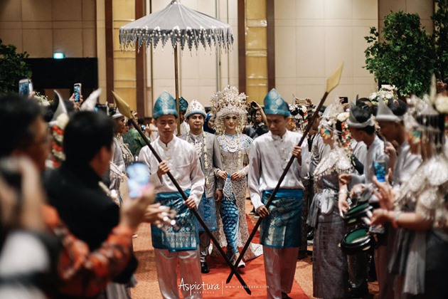 Gambar Foto Radit dan Annisa serasi dalam balutan pakaian pengantin warna abu-abu.