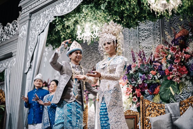 Gambar Foto Kebahagiaan terpancar dari wajah Radit dan Annisa saat pesta resepsi pernikahan mereka.