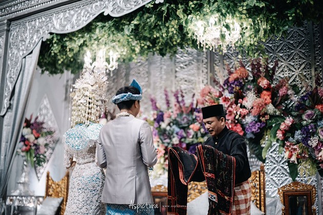 Gambar Foto Radit dan Annisa saat menerima pemberian ulos.