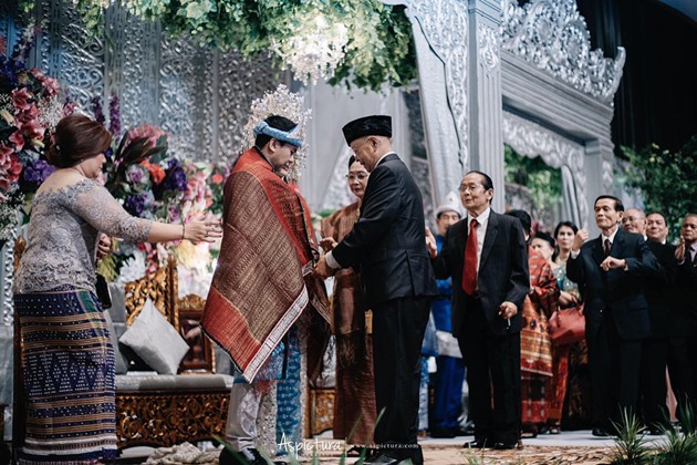 Gambar Foto Pemberian ulos untuk pasangan suami istri ini karena Radit memiliki darah Batak dari orang tuanya.