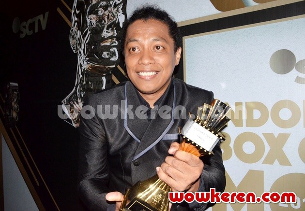 Gambar Foto Arie Kriting Menang di Kategori Ensemble Talent Terbaik IBOMA 2018
