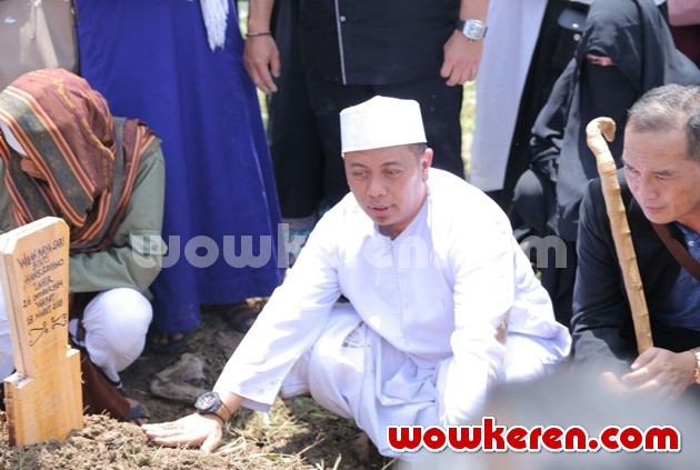 Gambar Foto Pemakaman Istri Kedua Opick Wulan Mayasari