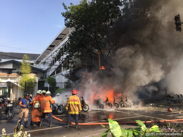 Gambar Foto Pemadam kebakaran berusaha memadamkan api yang membakar beberapa kendaraan bermotor di Gereja GPPS Jalan Arjuno.