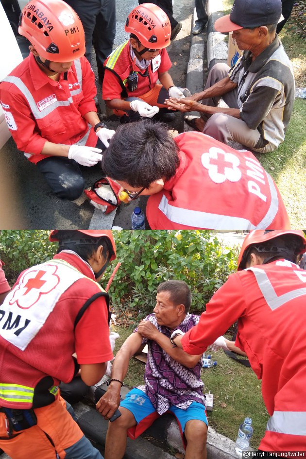 Gambar Foto Para petugas PMI menolong salah seorang korban luka usai terjadinya bom bunuh diri di Gereja Santa Maria Tak Bercela.