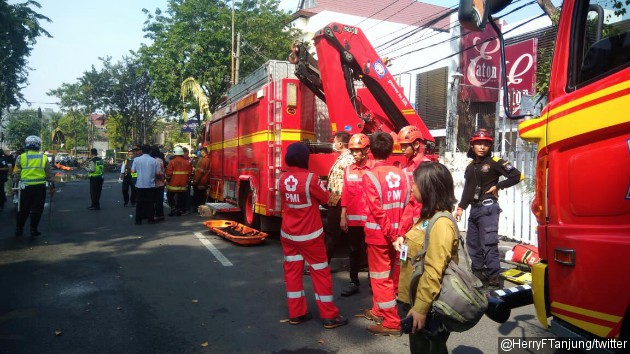 Gambar Foto Kota Surabaya mengirimkan ambulans serta menerjunkan personel bersama pihak kepolisian dan lainnya untuk membantu evakuasi korban ledakan bom.