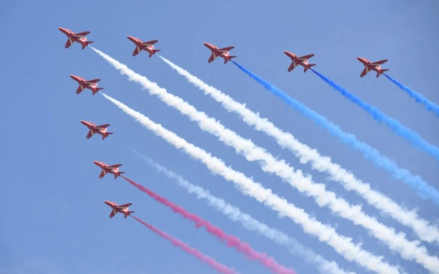 Gambar Foto Aksi manuver pesawat RAF Red Arrows yang juga menjadi daya tarik para wisatawan yang menonton