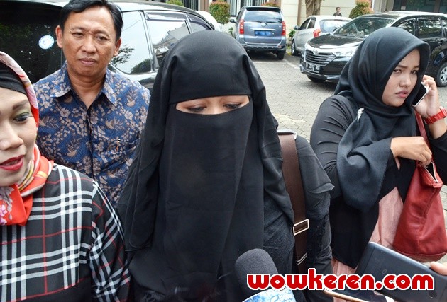 Gambar Foto Dian Rositaningrum Ditemui Usai Sidang Lanjutan Perceraian