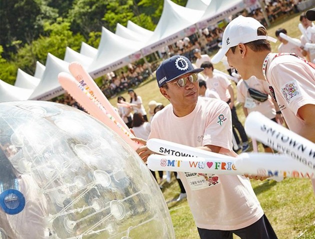 Gambar Foto Tampak Lee Soo Man dan Leeteuk Super Junior berbincang di SMTOWN Workshop Pyeongchang 2018.