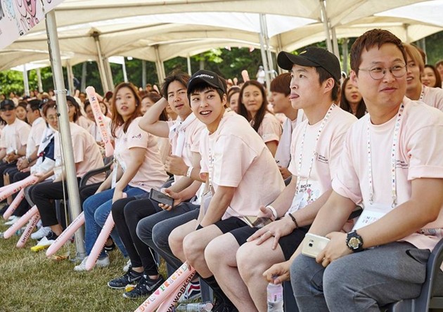 Gambar Foto Xiumin EXO duduk bersama peserta SMTOWN Workshop Pyeongchang 2018.