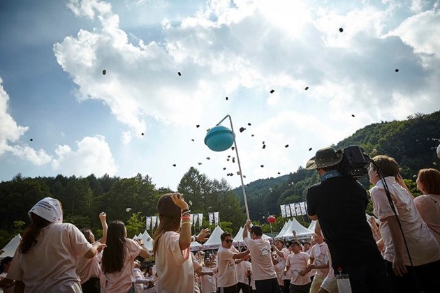 Gambar Foto Para peserta SMTOWN Workshop Pyeongchang 2018 beramai-ramai melempari pinata raksasa yang disediakan.