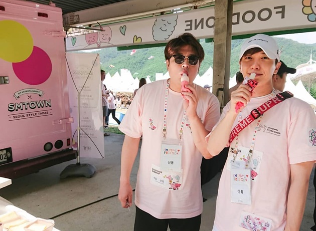 Gambar Foto Shindong dan Leeteuk Super Junior makan es krim yang disediakan di SMTOWN Workshop Pyeongchang 2018.