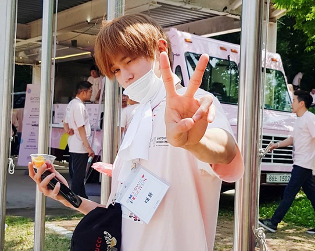 Gambar Foto Taeyong NCT tunjukkan pose V di SMTOWN Workshop Pyeongchang 2018.