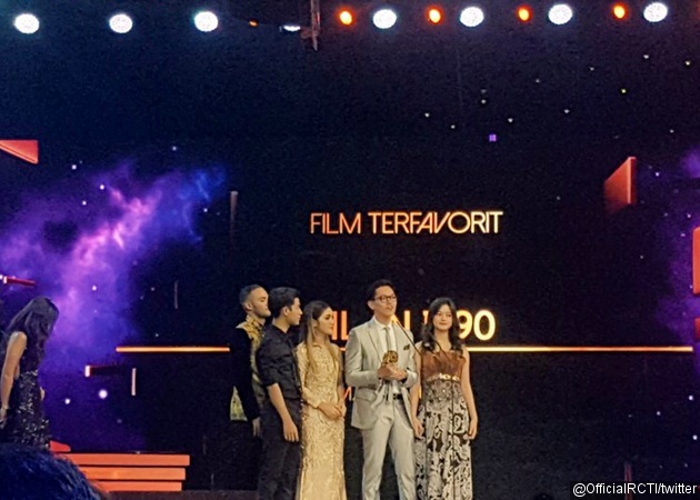 Gambar Foto Kategori yang ditunggu-tunggu, 'Dilan 1990' berhasil membawa pulang piala film terfavorit