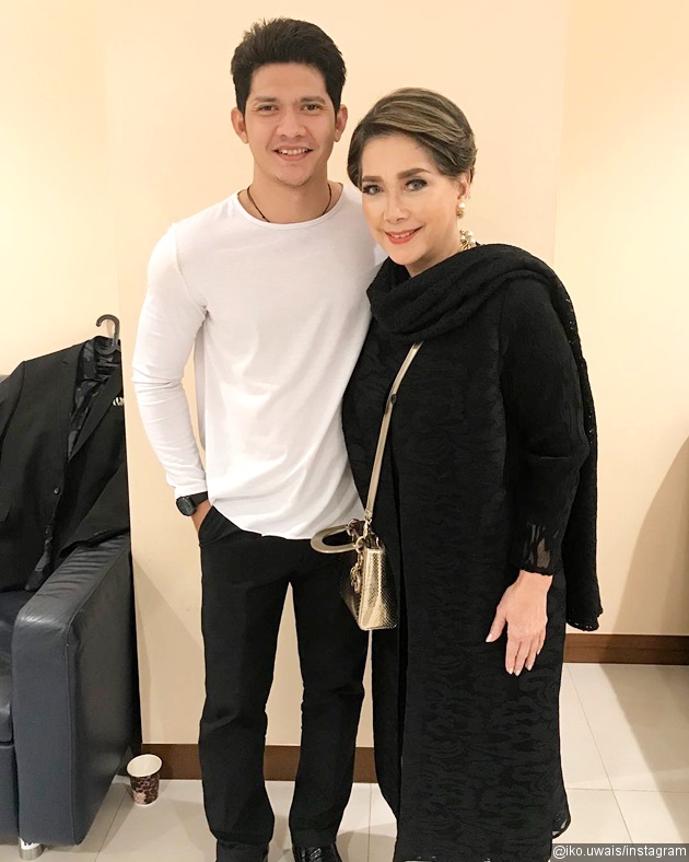 Gambar Foto Banyak selebriti yang berinteraksi seperti Iko Uwais dan Widyawati yang foto bersama di backstage IMAA 2018