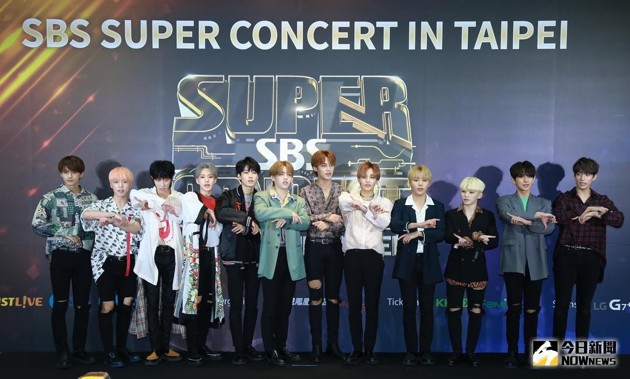 Foto Seventeen di Red Carpet SBS Super Concert di Taipei