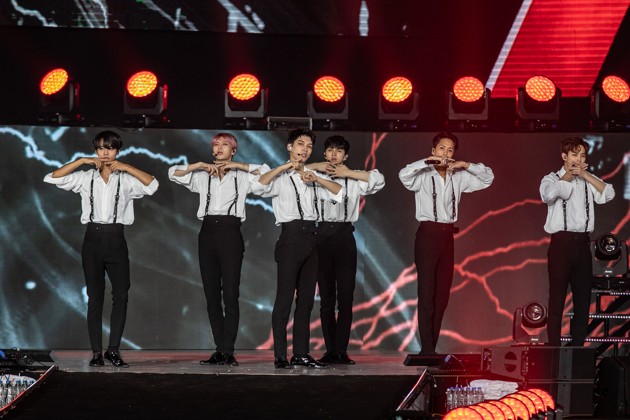 Foto VIXX saat Tampil Nyanyikan Lagu 'Scentist', Shangri-La', 'Circle' dan 'Chained up' di SBS Super Concert di Taipei