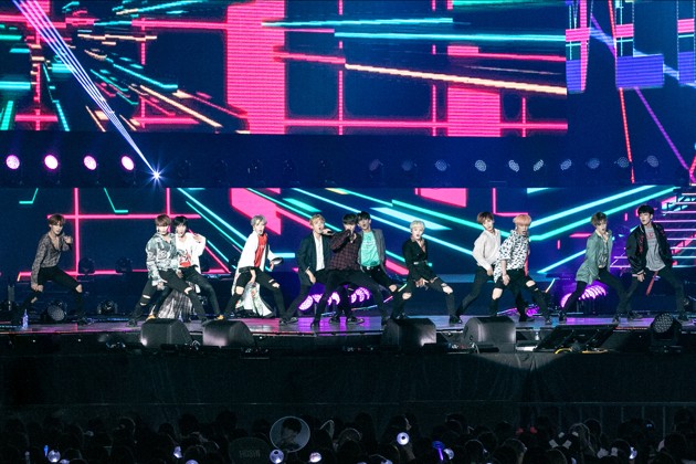 Foto Seventeen tampil spektakuler dengan nyanyikan lagu 'Clap' dan 'Very Nice' di SBS Super Concert di Taipei