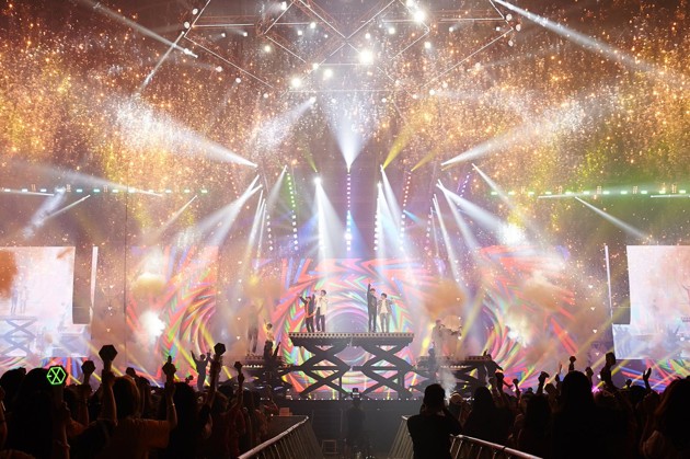Foto Suasana panggung konser EXO The ElyXiOn [dot].