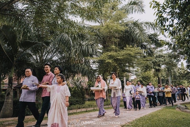 Gambar Foto Iring-Iringan keluarga Baim Wong memasuki lokasi lamaran