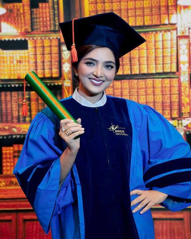 Gambar Foto Wajah gembira tak bisa disembunyikan dari Ashanty yang