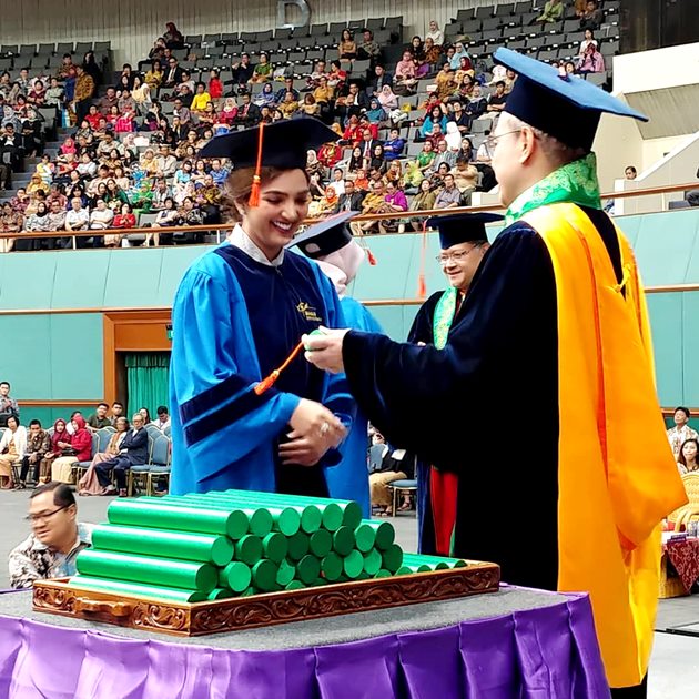Gambar Foto Bahagia saat menerima piagam wisuda, selamat untuk Ashanty.
