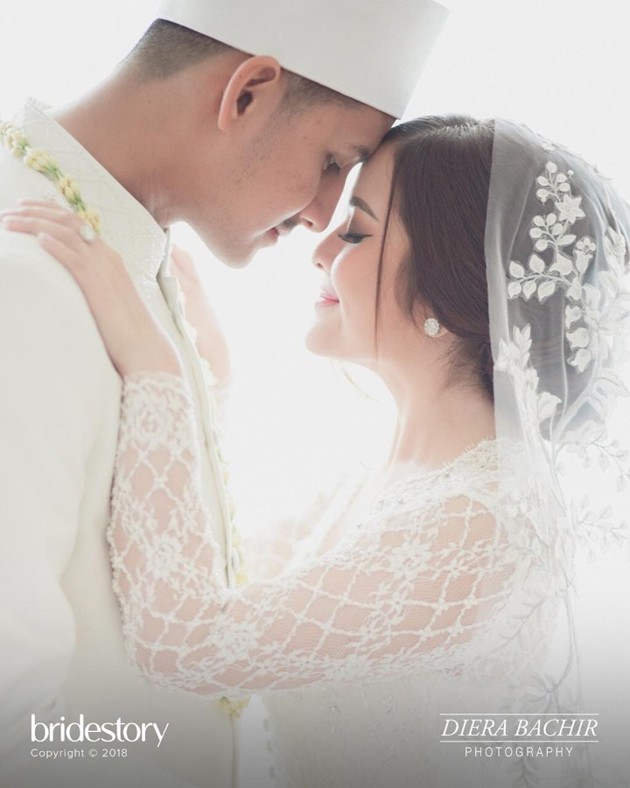 Gambar Foto Kebahagiaan terpancar di pemotretan usai akad nikah Randi Bachtiar dan Tasya Kamila.