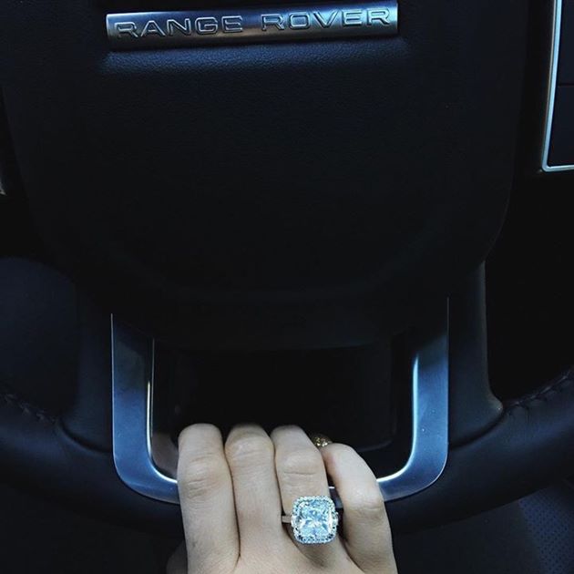 Gambar Foto Selain mobil, Kylie juga mendapat hadiah cincin berlian mewah yang melingkar di jari manisnya