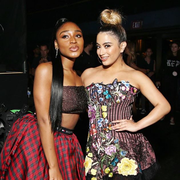 Gambar Foto Di sisi lain, Teen Choice Awards tahun ini juga dijadikan sebagai ajang reuni sejumlah selebriti. Tak terkecuali duo pentolan Fifth Harmony, yakni Ally Brooke dan Normani Kordei