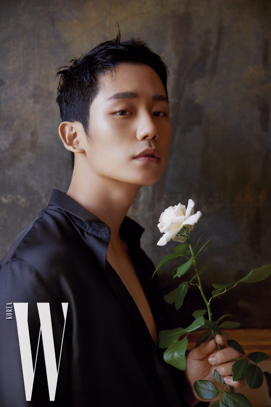 Gambar Foto Jung Hae In di Majalah W Magazine Edisi Agustus 2018