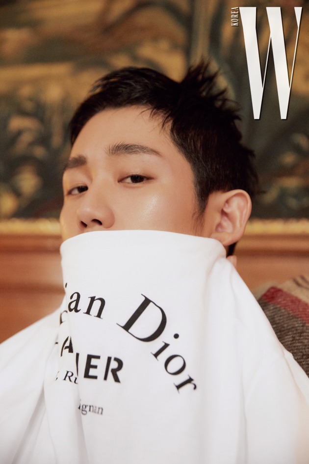 Gambar Foto Jung Hae In di Majalah W Magazine Edisi Agustus 2018