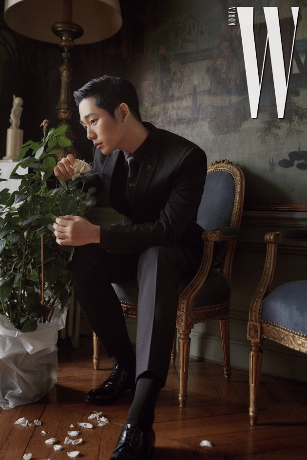Gambar Foto Jung Hae In di Majalah W Magazine Edisi Agustus 2018
