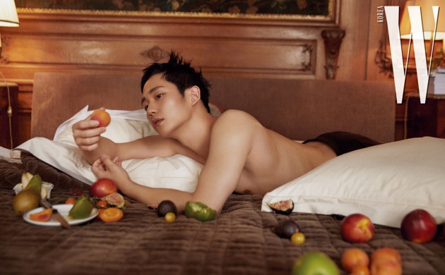 Gambar Foto Jung Hae In di Majalah W Magazine Edisi Agustus 2018